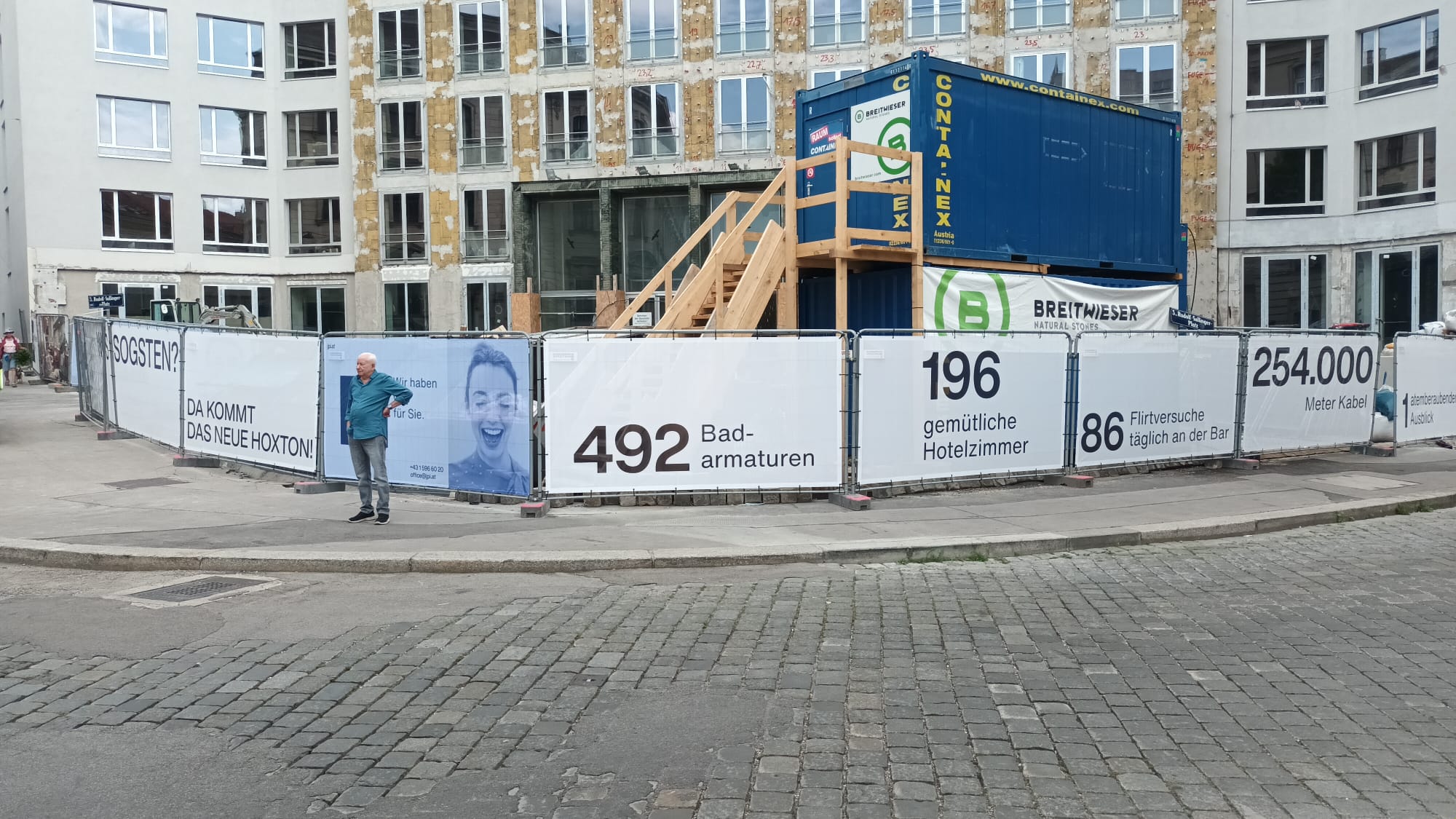 Bedruckte Mobilzäune rund um eine Baustelle